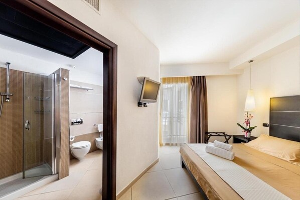 Minibar, in-room safe, desk, blackout curtains - Hotel Baja  (Arzachena)