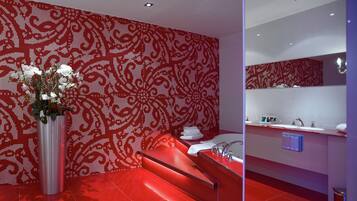 Honeymoon Suite | Bathroom | Separate tub and shower, rainfall showerhead, free toiletries