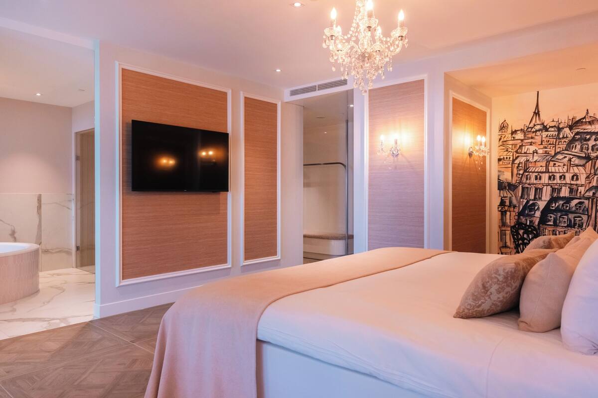 Luxe suite, sauna | Hypoallergeen beddengoed, een minibar, een kluis op de kamer, een bureau