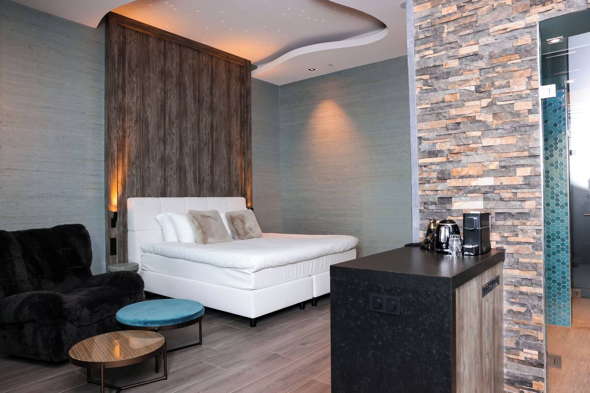 Luxe suite | Hypoallergeen beddengoed, een minibar, een kluis op de kamer, een bureau