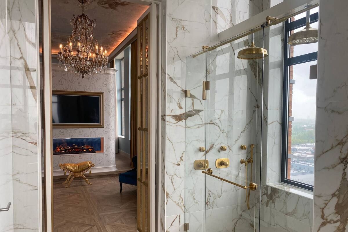 Luxe suite | Hypoallergeen beddengoed, een minibar, een kluis op de kamer, een bureau