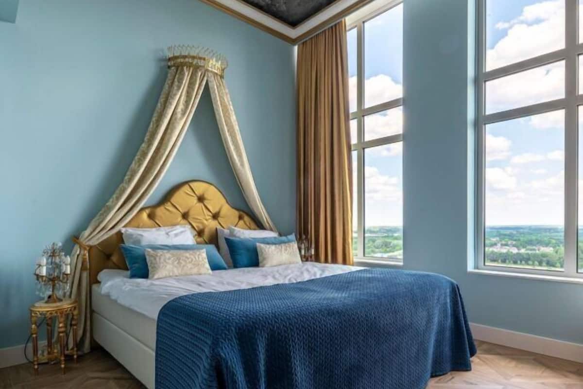 hypo-allergenic bedding, minibar, in-room safe, desk