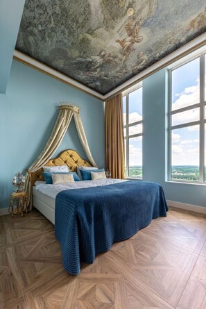 Hypo-allergenic bedding, minibar, in-room safe, desk