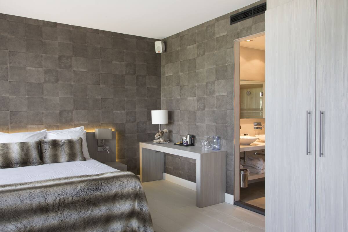 suite (wellness) | hypo-allergenic bedding, minibar, in-room safe, desk