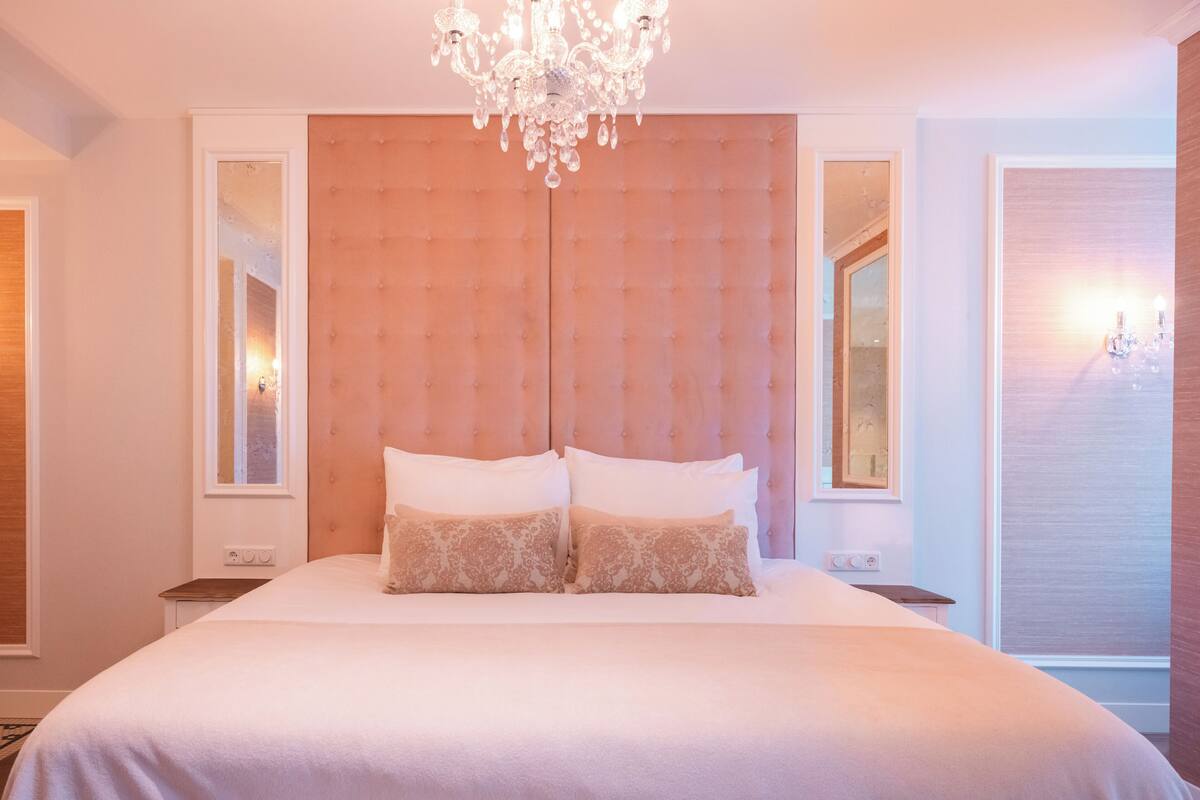 Literie hypoallergénique, minibar, coffres-forts dans les chambres