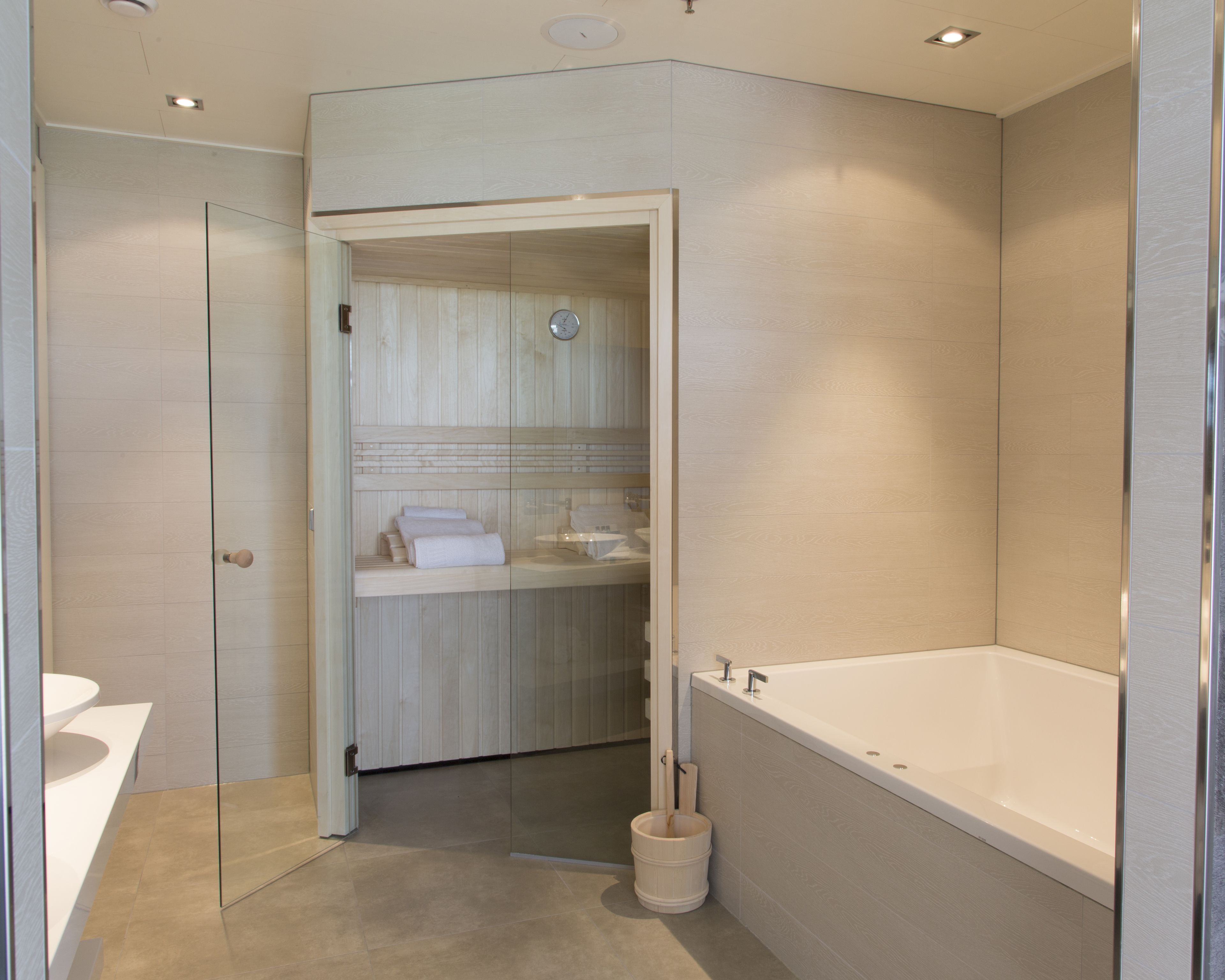 suite (wellness) | deep-soaking bathtub