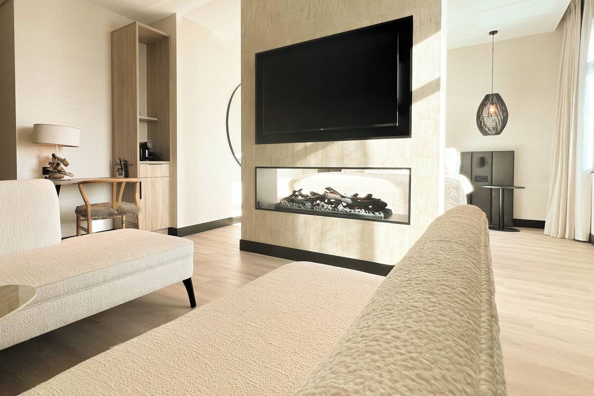 Suite (Wellness) | Hypoallergeen beddengoed, een minibar, een kluis op de kamer, een bureau