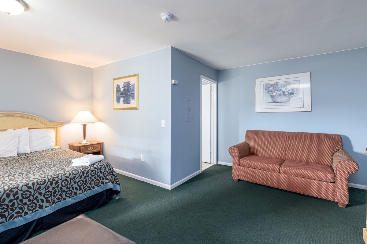 Standard Room, 1 Queen Non Smoking | 1 bedroom, premium bedding, individually decorated, desk
