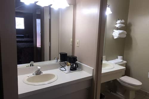 Combined shower/tub, hydromassage showerhead, hair dryer, towels