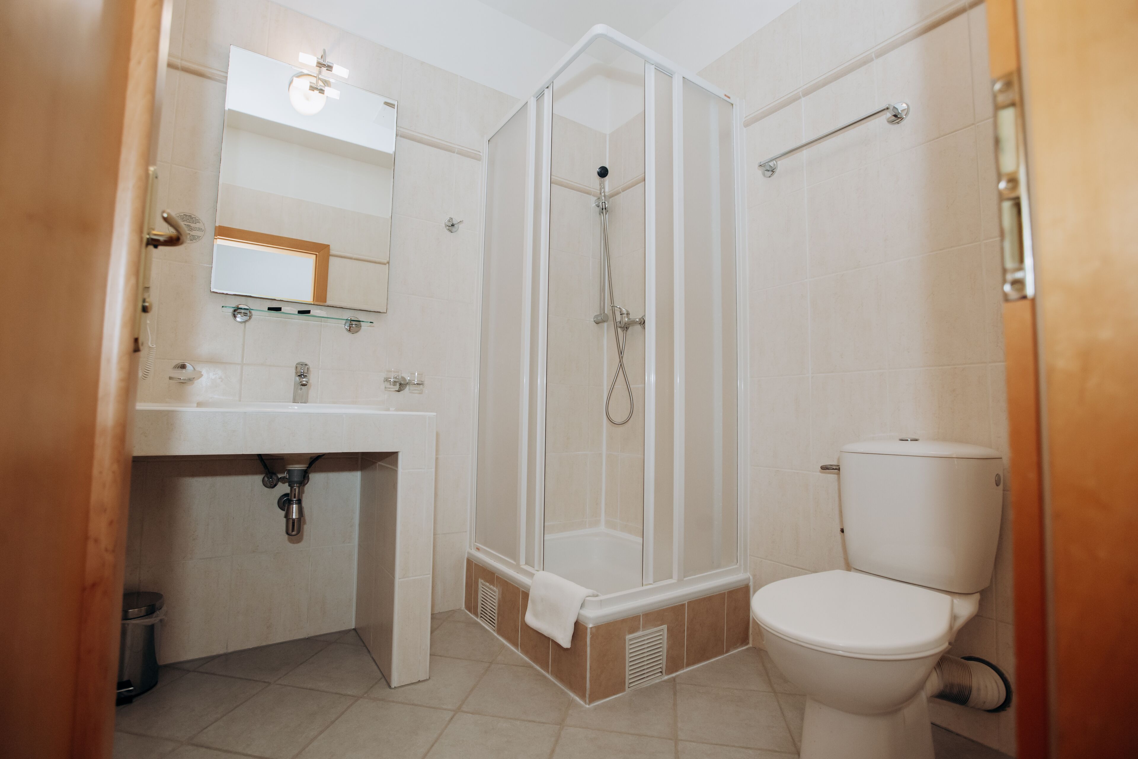 combined shower/bathtub, free toiletries, hair dryer, towels