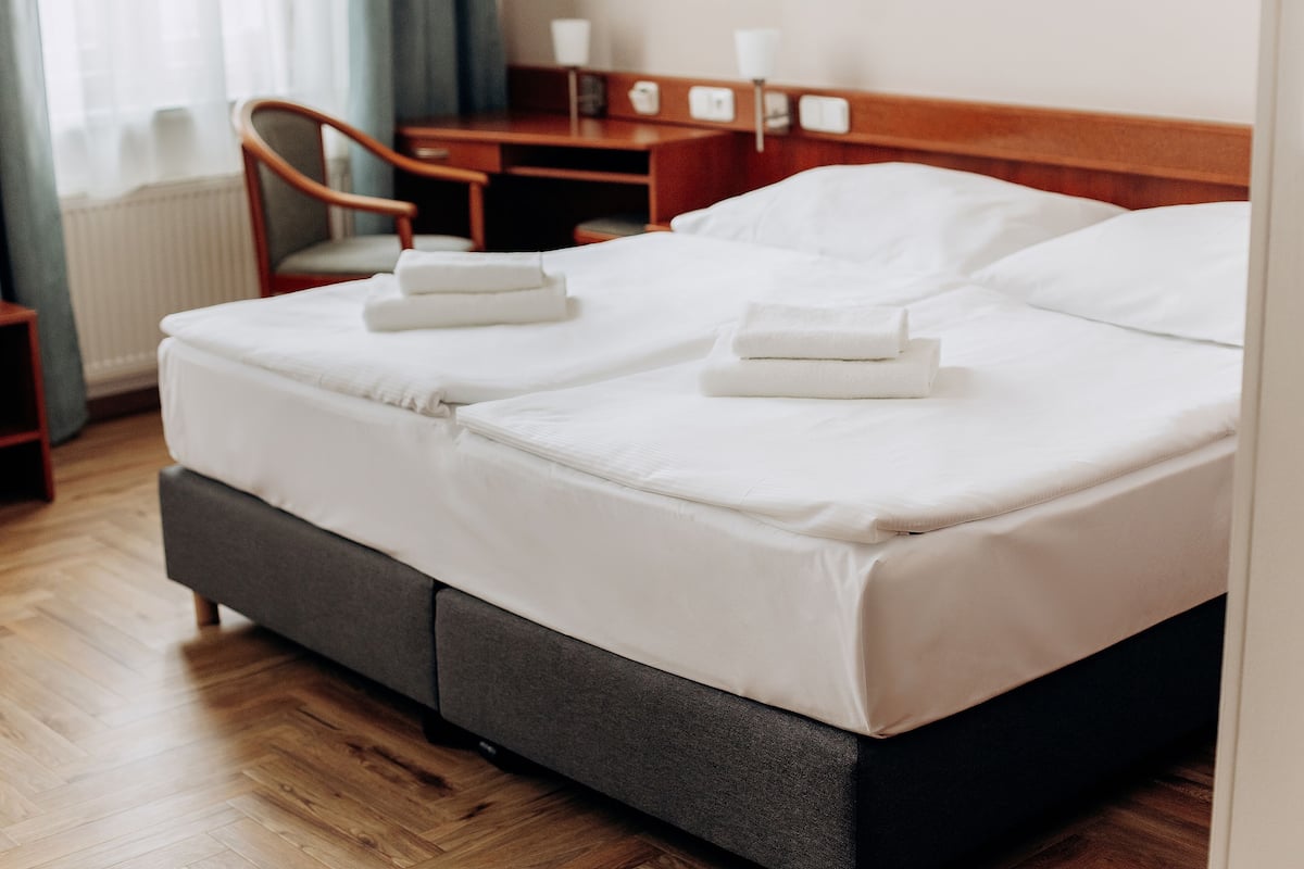 Habitación doble estándar | Caja de seguridad en la habitación y escritorio