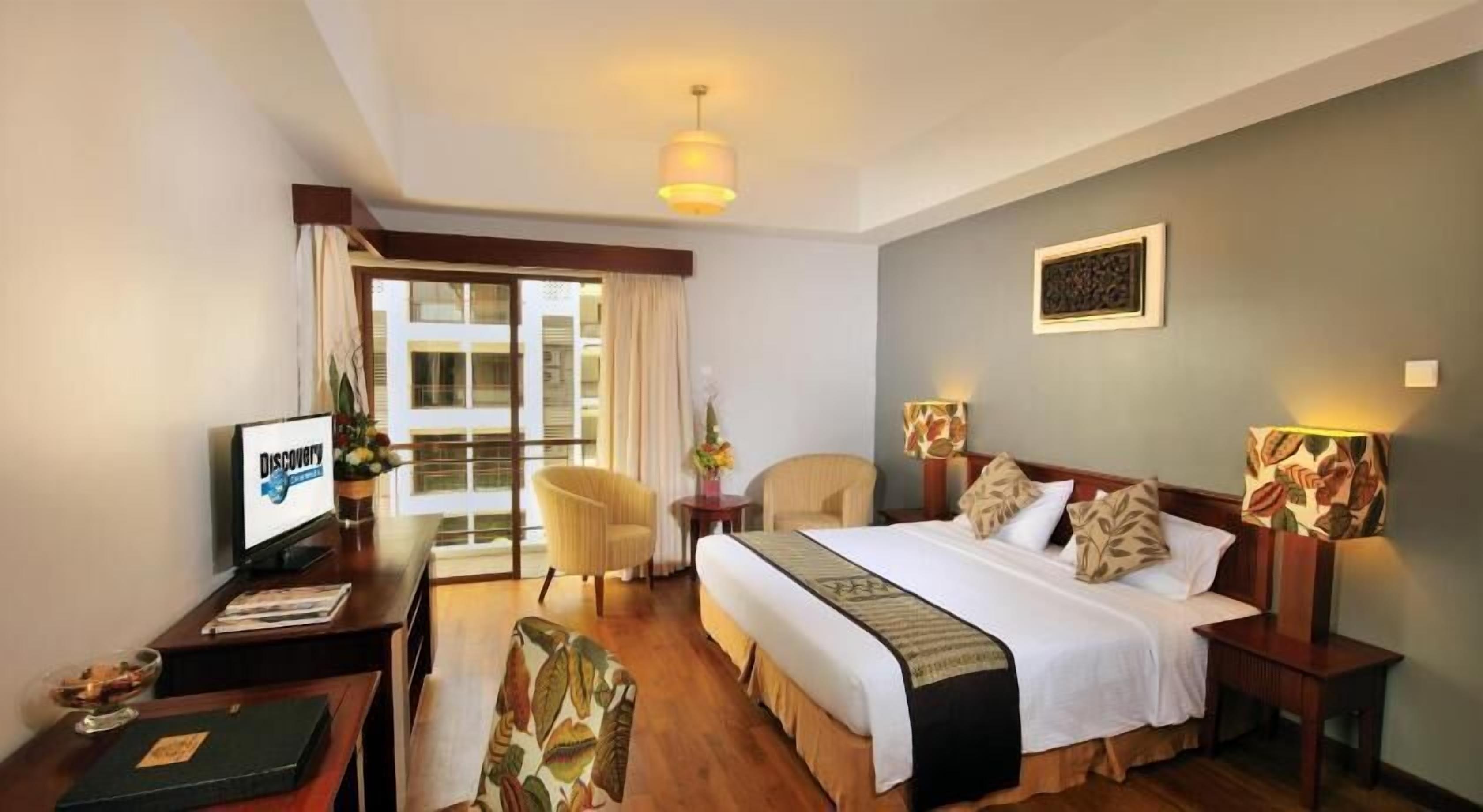 Coffre-fort, bureau, système d’insonorisation, fer et planche à repasser