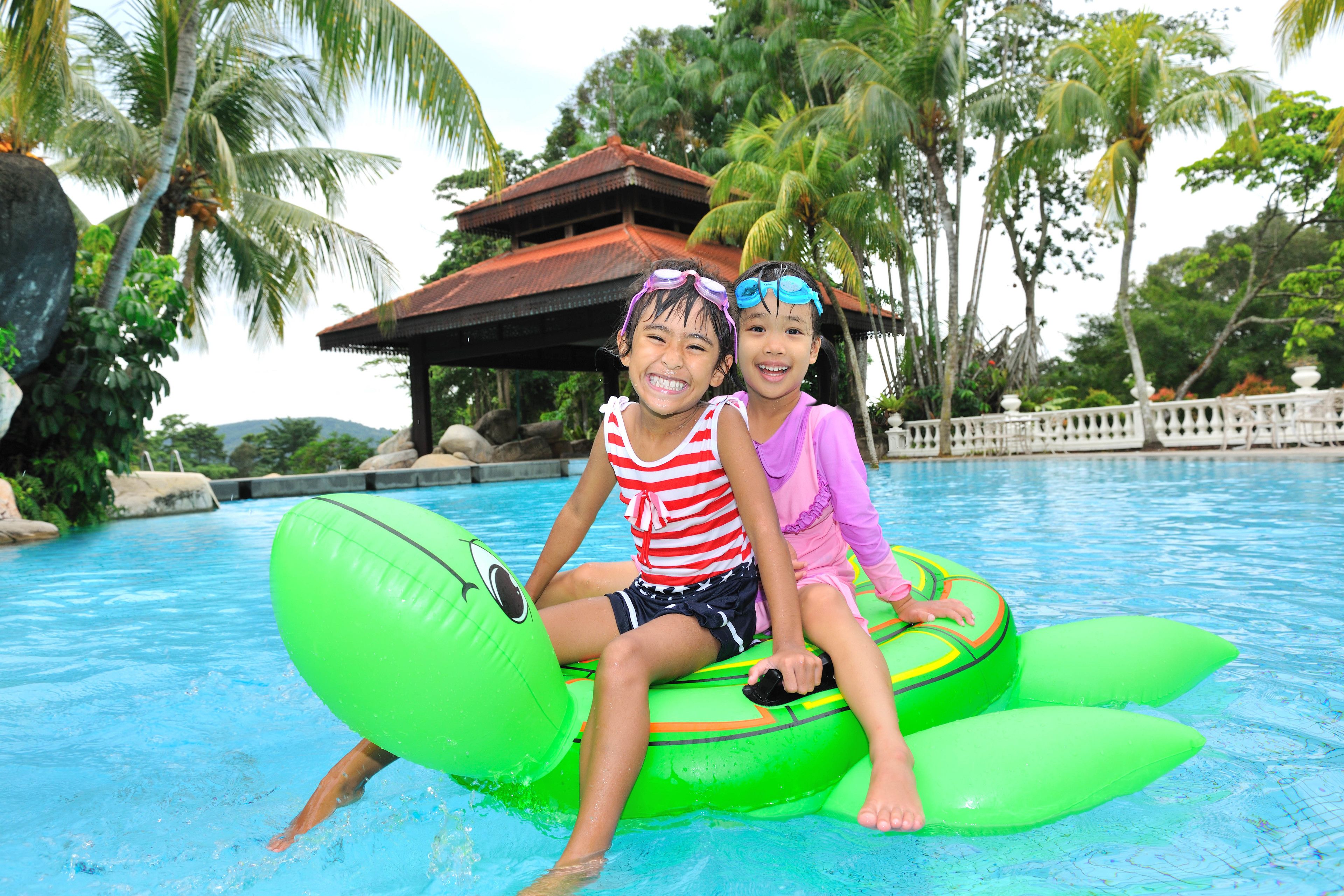 Indoor pool, 2 outdoor pools