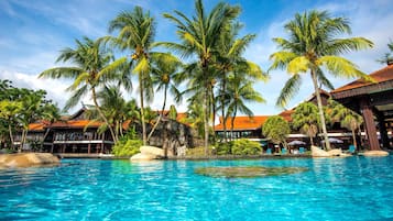 Indoor pool, 2 outdoor pools