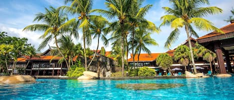 Indoor pool, 2 outdoor pools