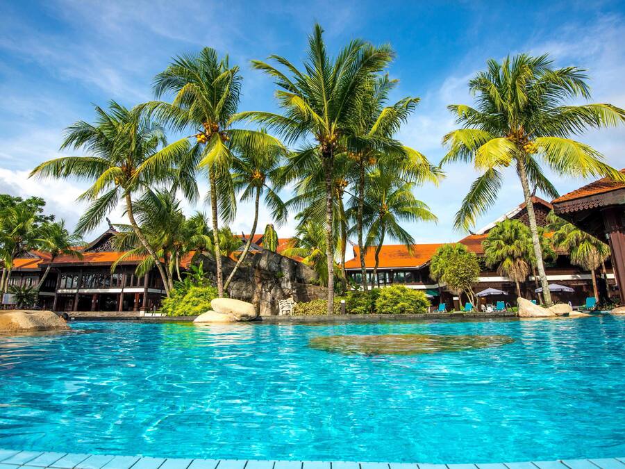 Hồ bơi trong nhà, 2 hồ bơi ngoài trời