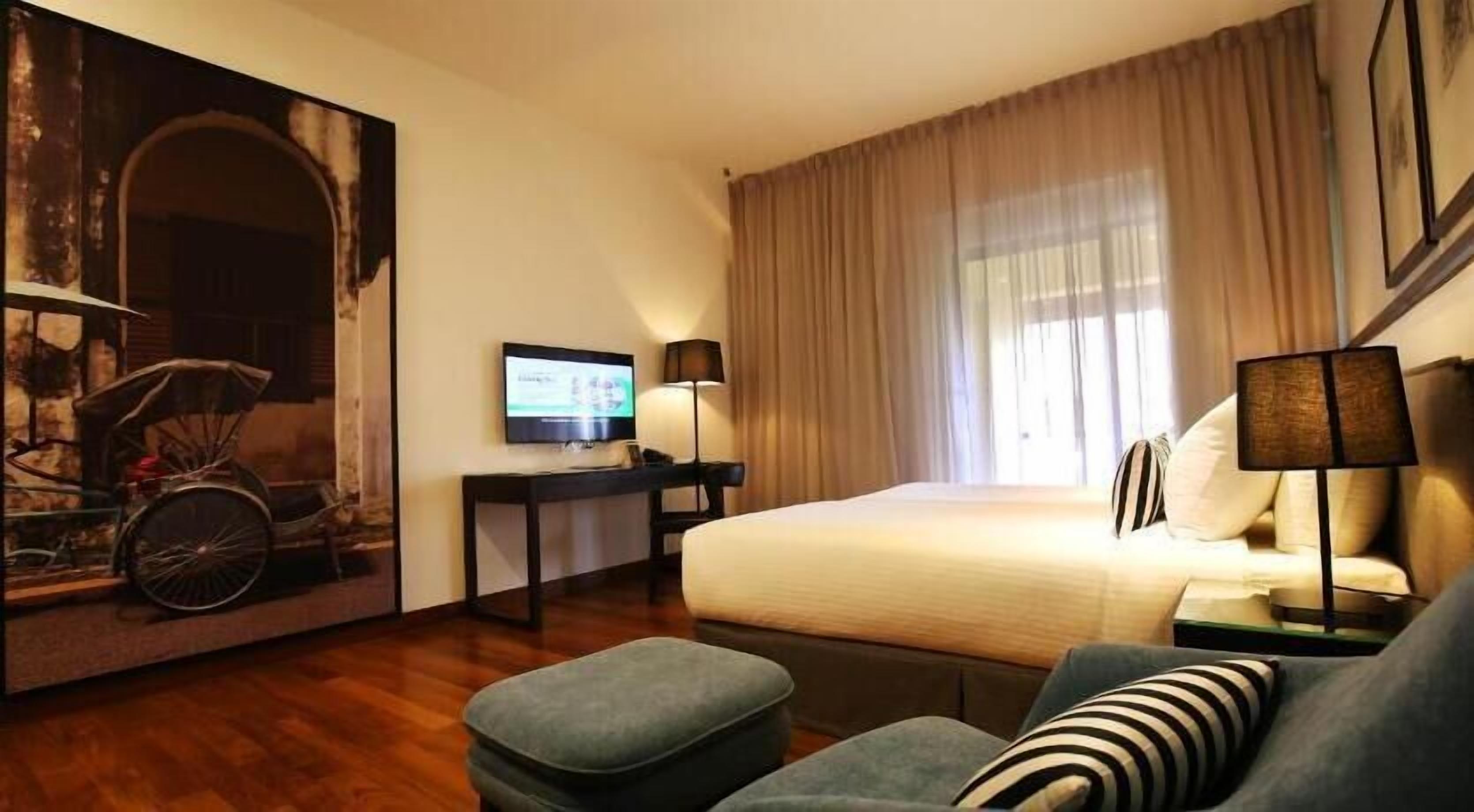 Een kluis op de kamer, een bureau, geluiddichte muren