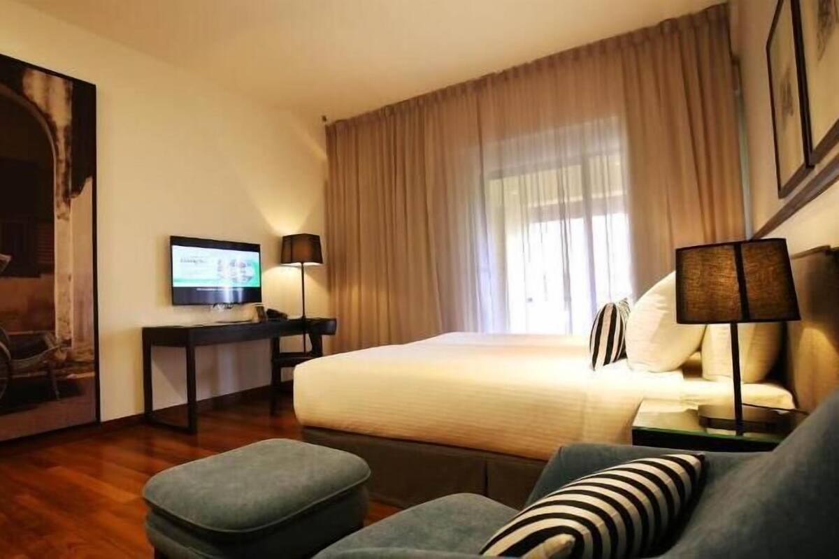 Een kluis op de kamer, een bureau, geluiddichte muren