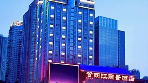 Un hotel de gran altura con un llamativo letrero de neón que indica que es un hotel.