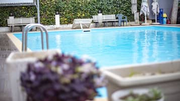 Piscine extérieure (ouverte en saison), parasols de plage