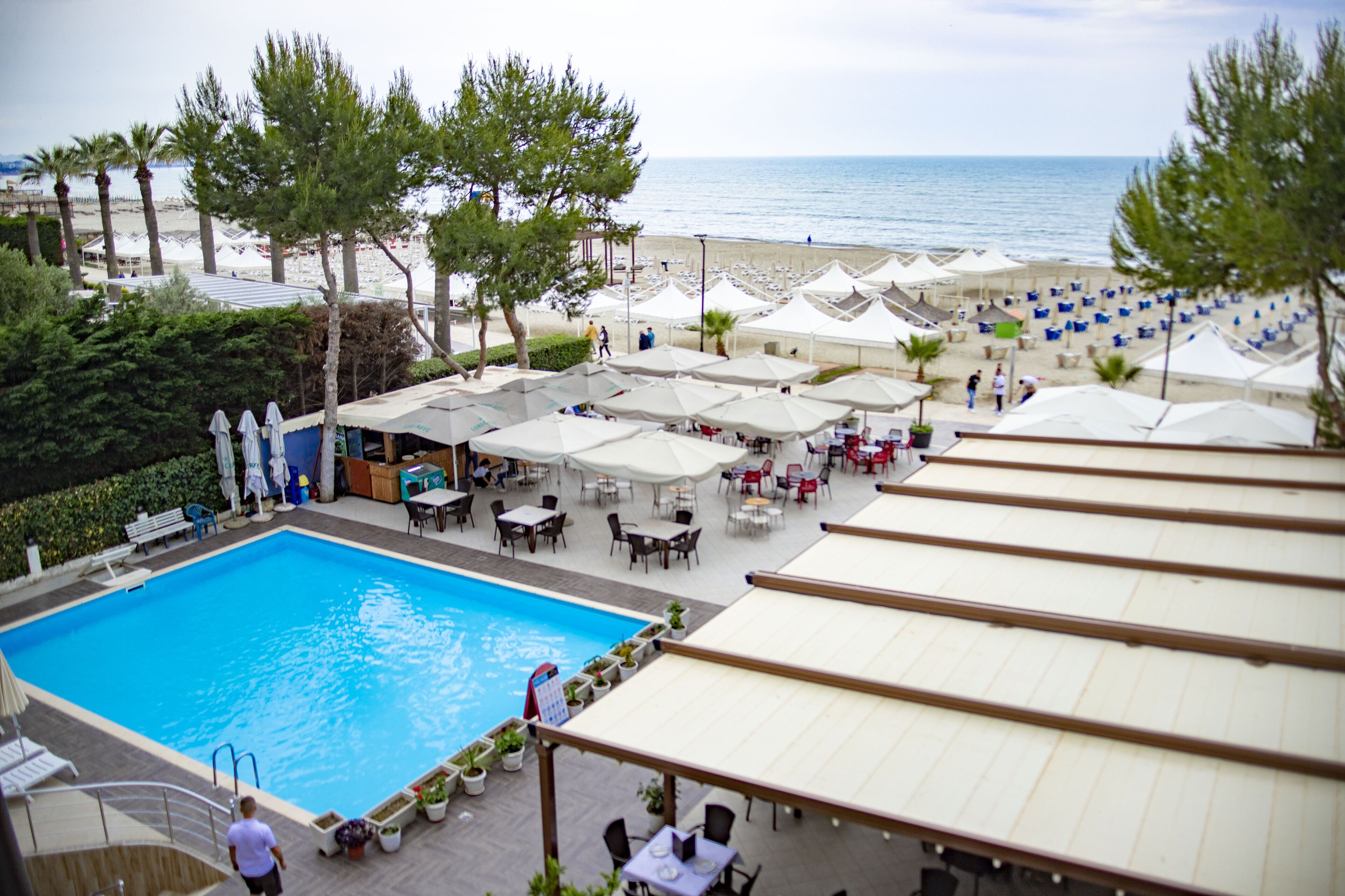 Außenpool (je nach Saison geöffnet), Sonnenschirme, Liegestühle