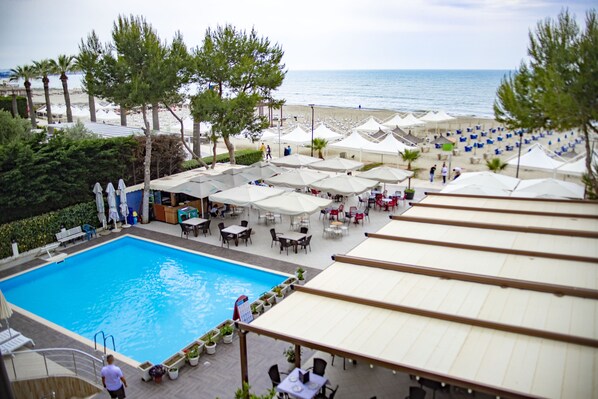 Außenpool (je nach Saison geöffnet), Sonnenschirme, Liegestühle