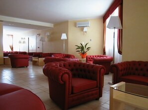 Lobby sitting area - Hotel Pellegrino Palace (Vieste)