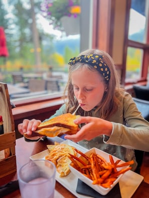 Breakfast, lunch and dinner served  - Johnston Canyon Lodge and Bungalows (Johnston Canyon)