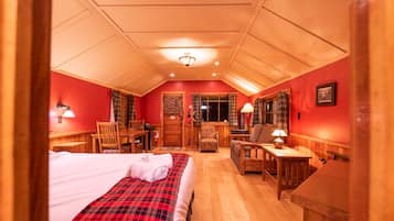 Chaumière classique, 1 grand lit, terrasse | Literie de qualité, décor unique, ameublement unique