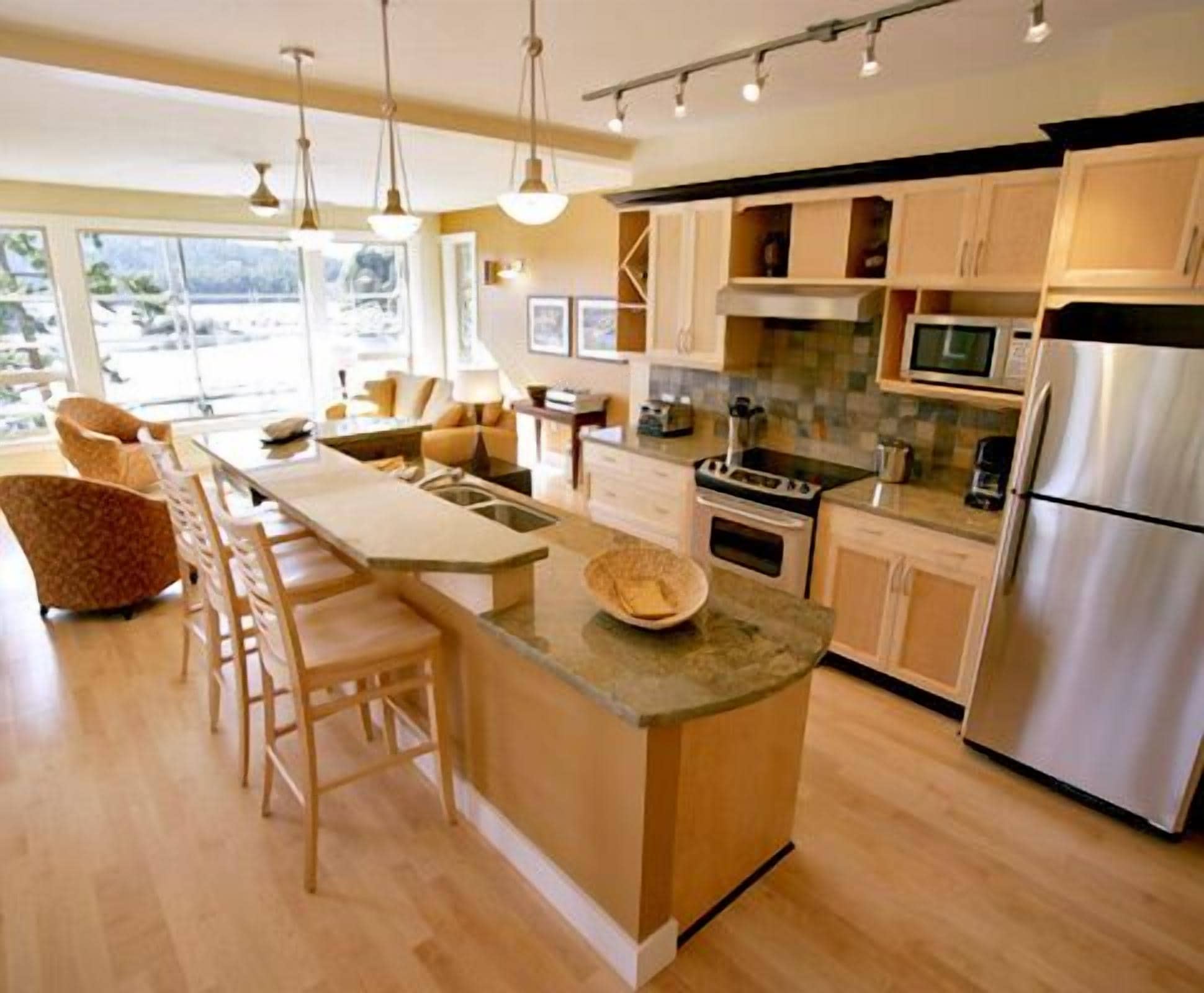 full-sized fridge, microwave, oven, stovetop