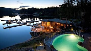 Una piscina al aire libre de temporada