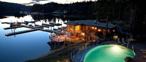 Piscine extérieure, accÚs possible de 9 h à 20 h, parasols