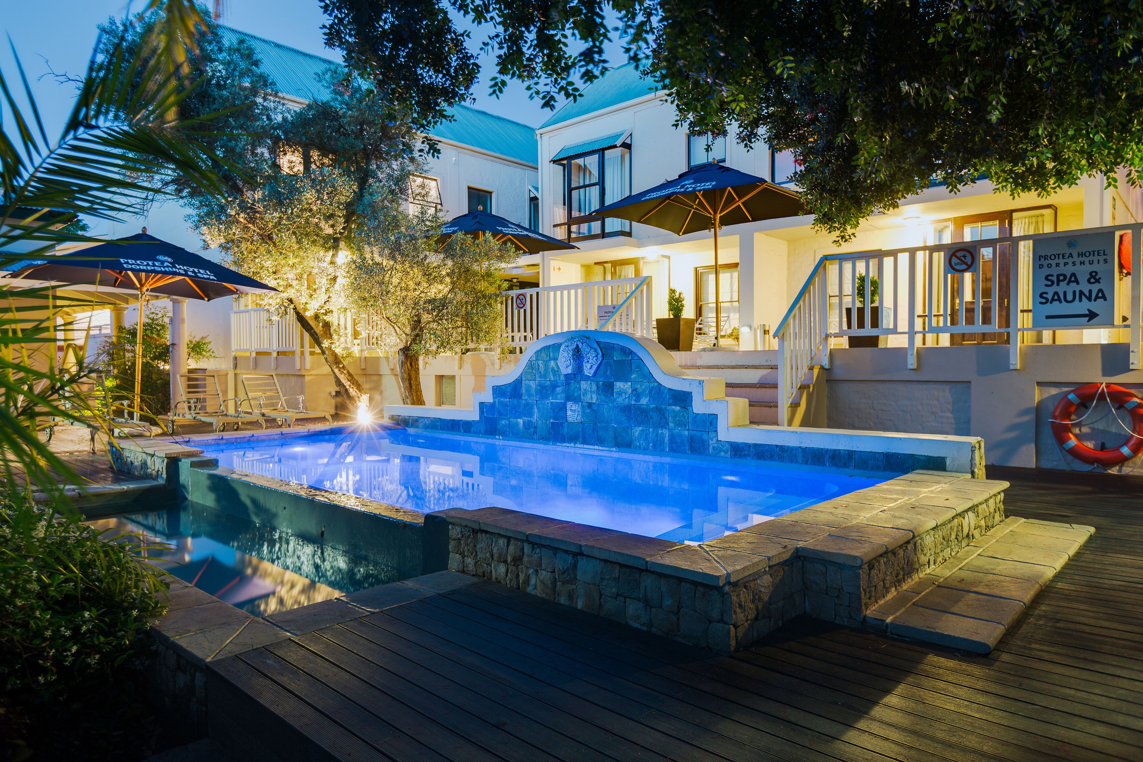 Una piscina al aire libre