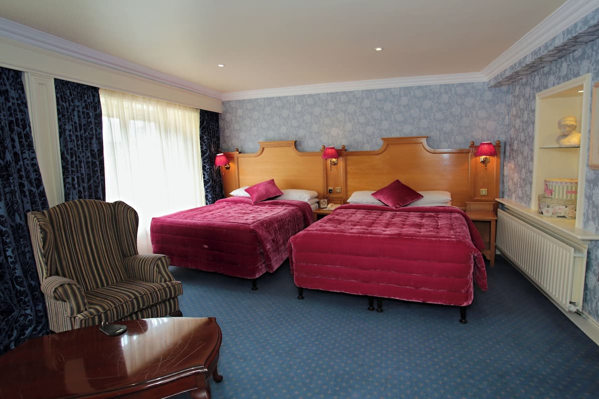 Classic Triple Room | Desk, iron/ironing board, free WiFi, bed sheets