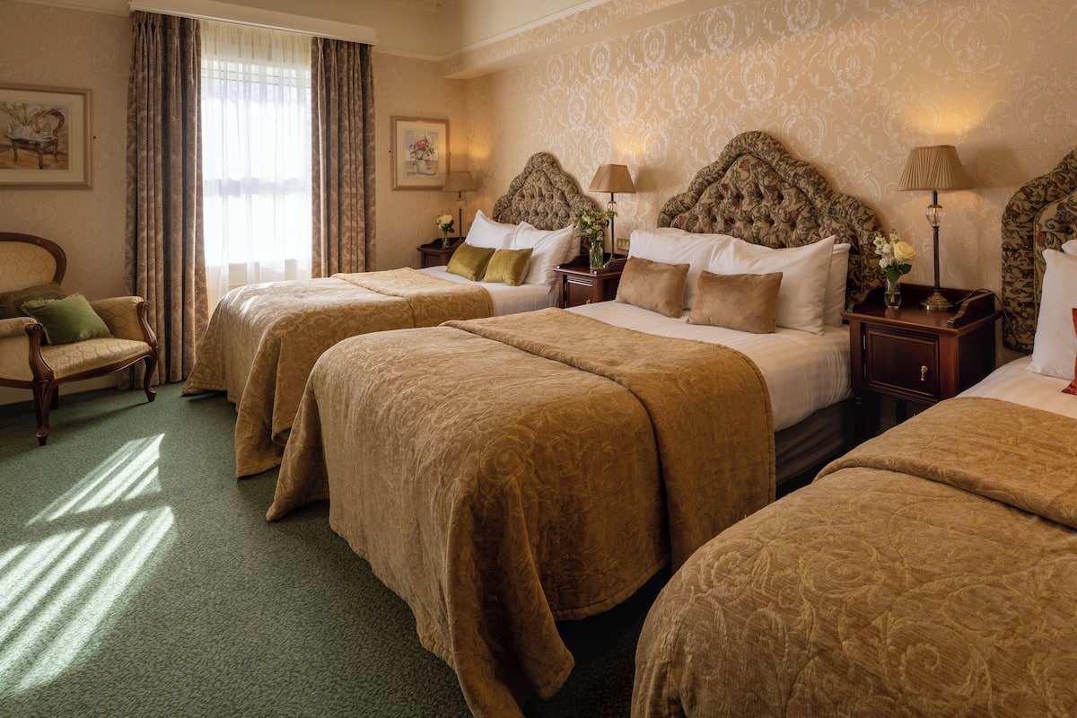 Escritorio, tabla de planchar con plancha, wifi gratis y ropa de cama