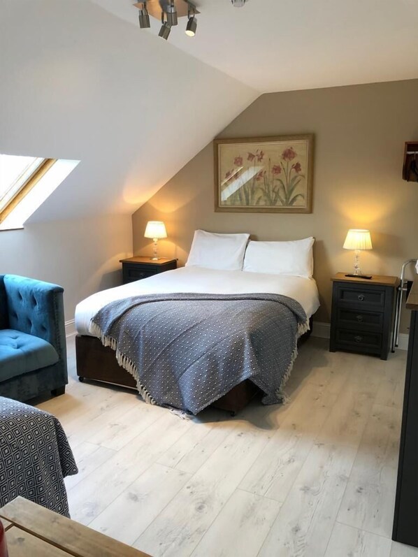 Iron/ironing board, rollaway beds, free WiFi