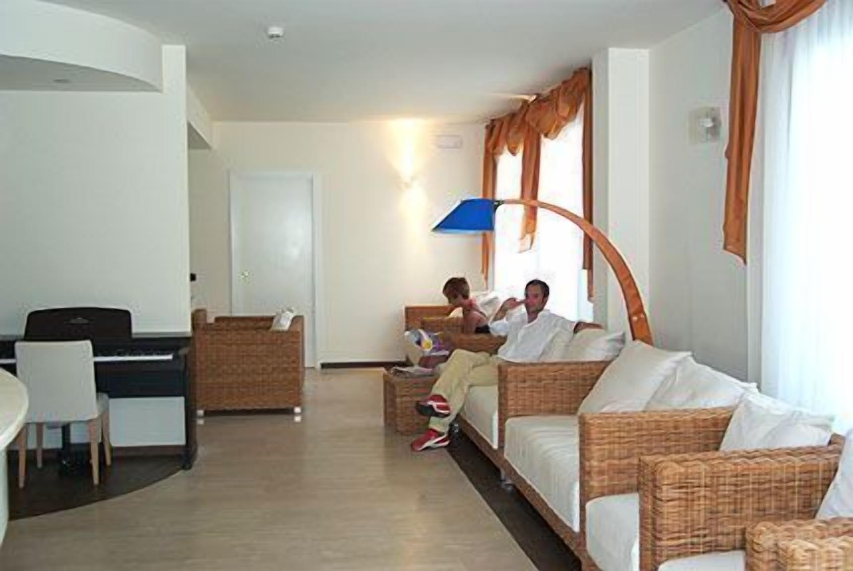 Ein Hotelzimmer mit Essbereich, einer Sofagarnitur und einem Schreibtisch.