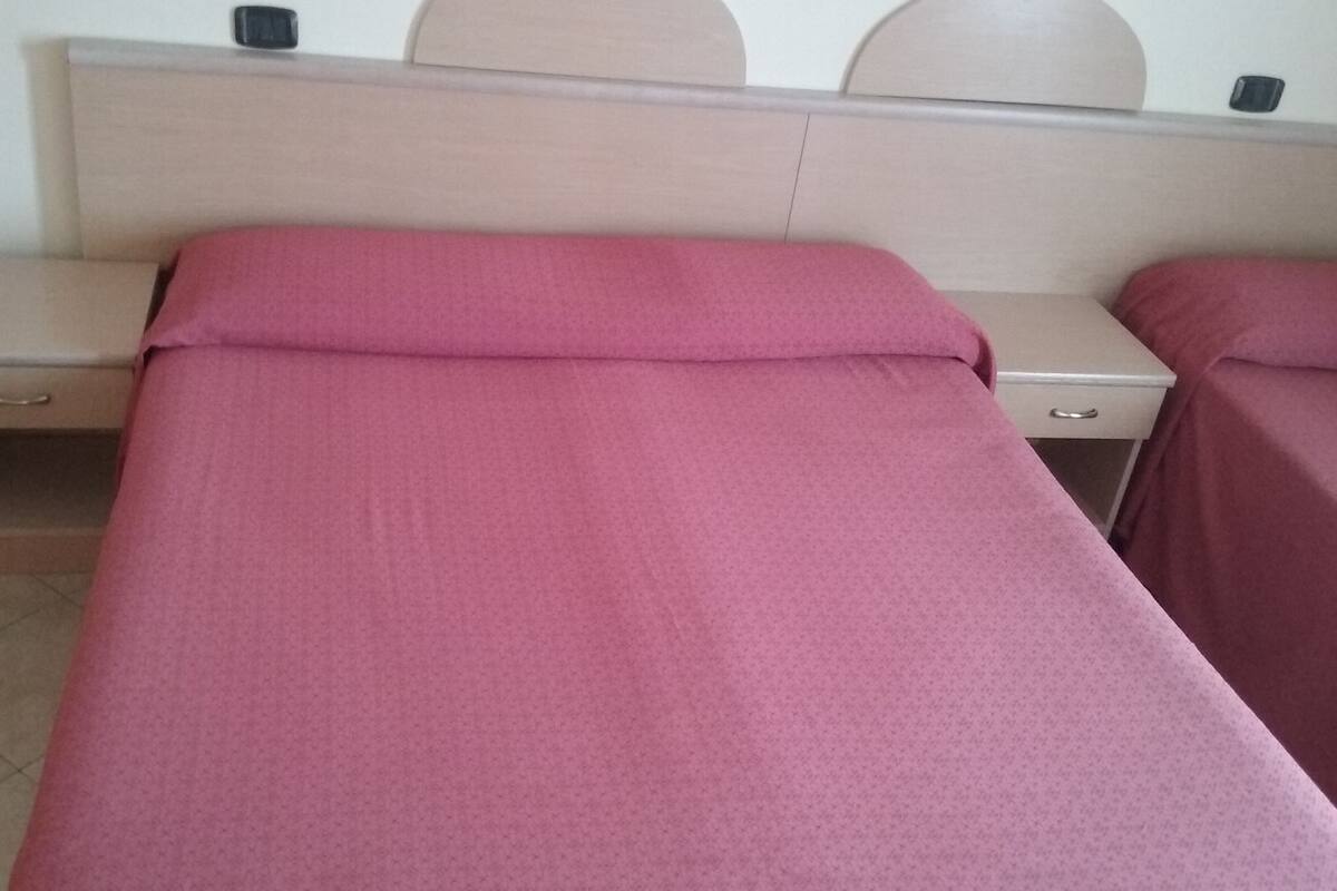 Ropa de cama de alta calidad, caja fuerte, escritorio y wifi gratis