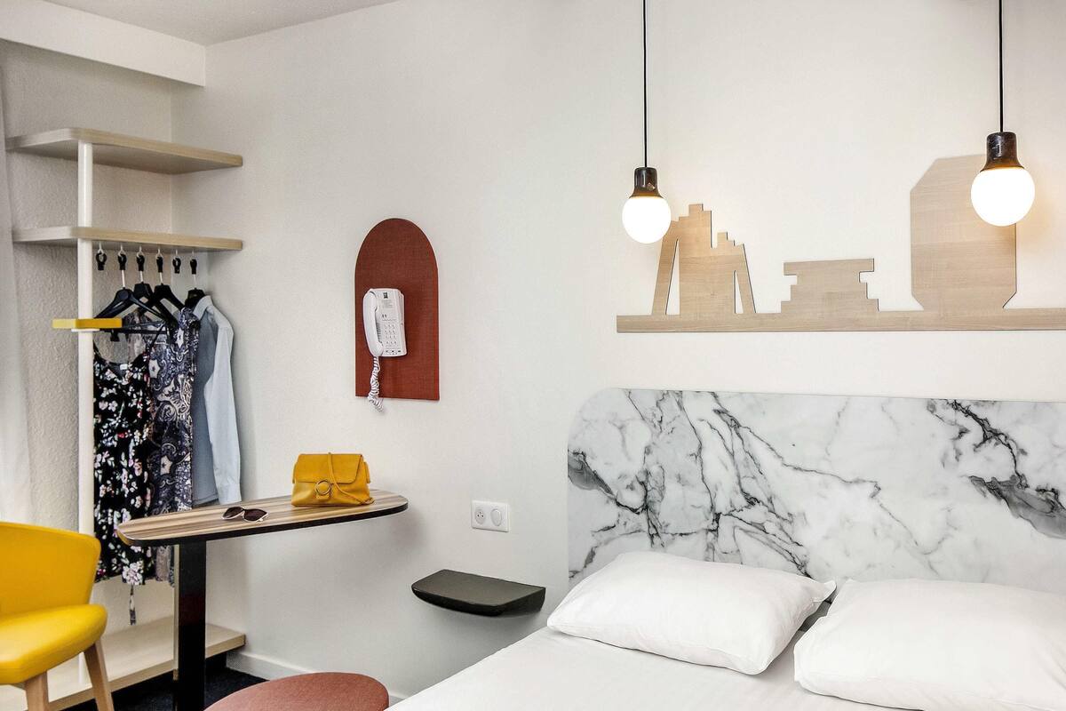Dobbeltrom – standard, 1 dobbeltseng | Senger med Select Comfort-madrass, skrivebord og blendingsgardiner