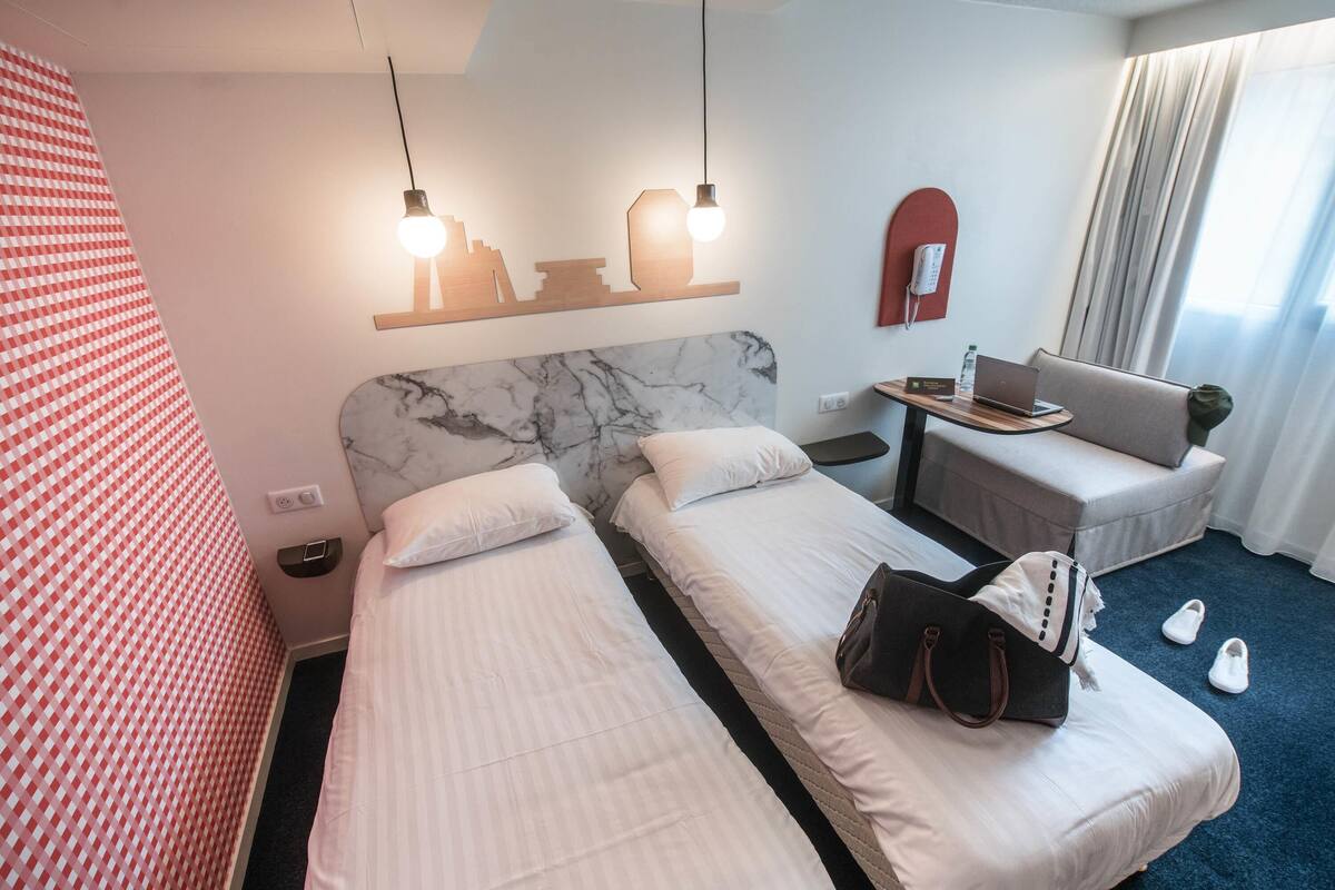 Select-Comfort-Betten, Schreibtisch, Verdunkelungsvorhänge