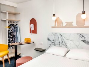 Select-Comfort-Betten, individuell eingerichtet, Schreibtisch