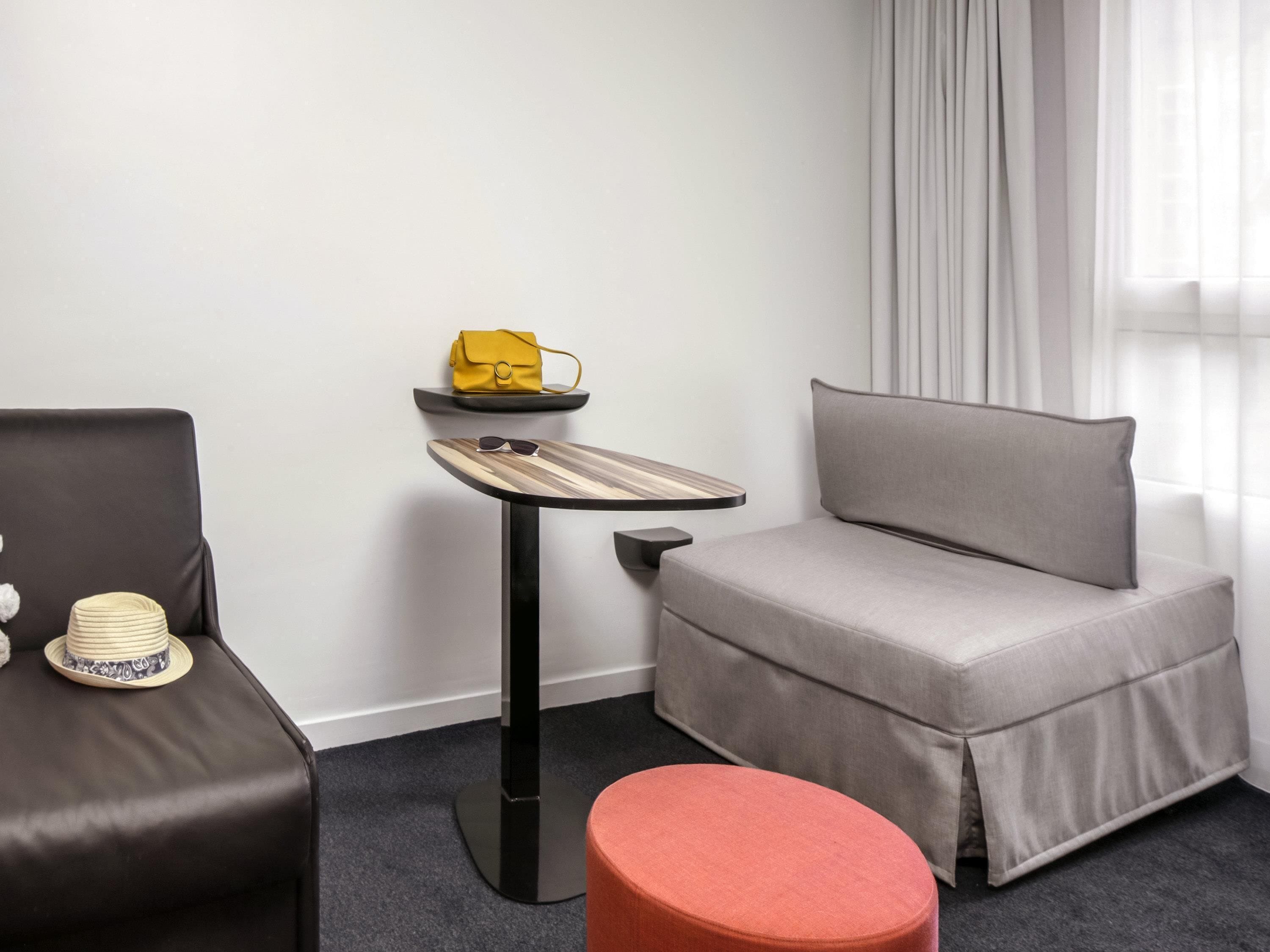 Phòng Suite dành cho gia đình, nhiều giường | Nệm Select Comfort, trang bị nội thất với thiết kế riêng biệt, bàn 