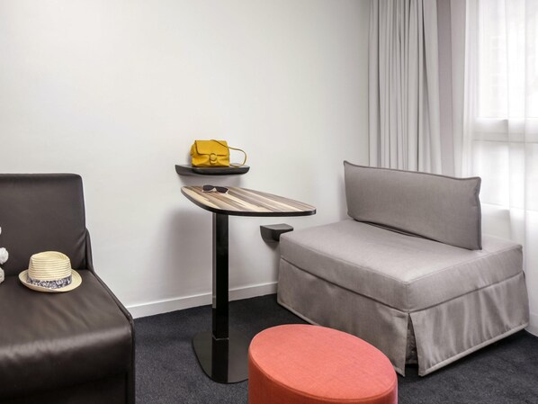 Familiesuite, flere senger | Senger med Select Comfort-madrass, skrivebord og blendingsgardiner
