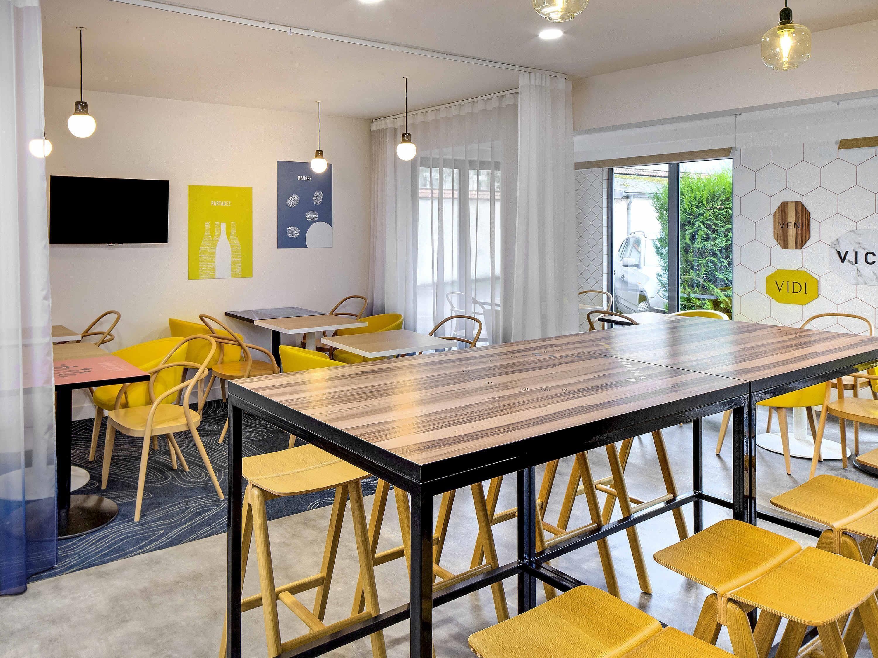 Petit déjeuner buffet servi en supplément les week-ends