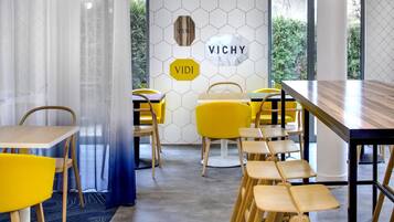 Petit déjeuner buffet servi en supplément les week-ends