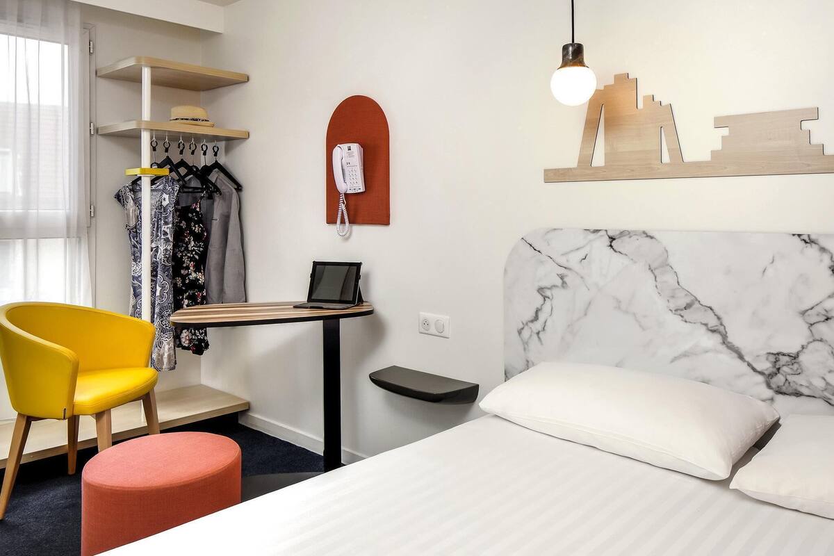 Familierom, 2 dobbeltsenger, rom vegg-i-vegg | Senger med Select Comfort-madrass, skrivebord og blendingsgardiner