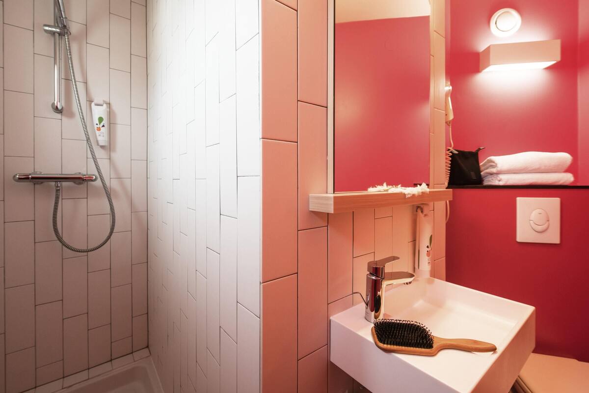 Senger med Select Comfort-madrass, skrivebord og blendingsgardiner