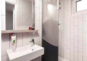 Standard-Zweibettzimmer | Badezimmer | Dusche, umweltfreundliche Kosmetikartikel, Haartrockner, Handtücher