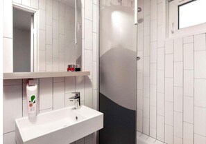 Habitación estándar | Baño | Regadera, amenidades de baño ecológicas, secadora de cabello, toallas 
