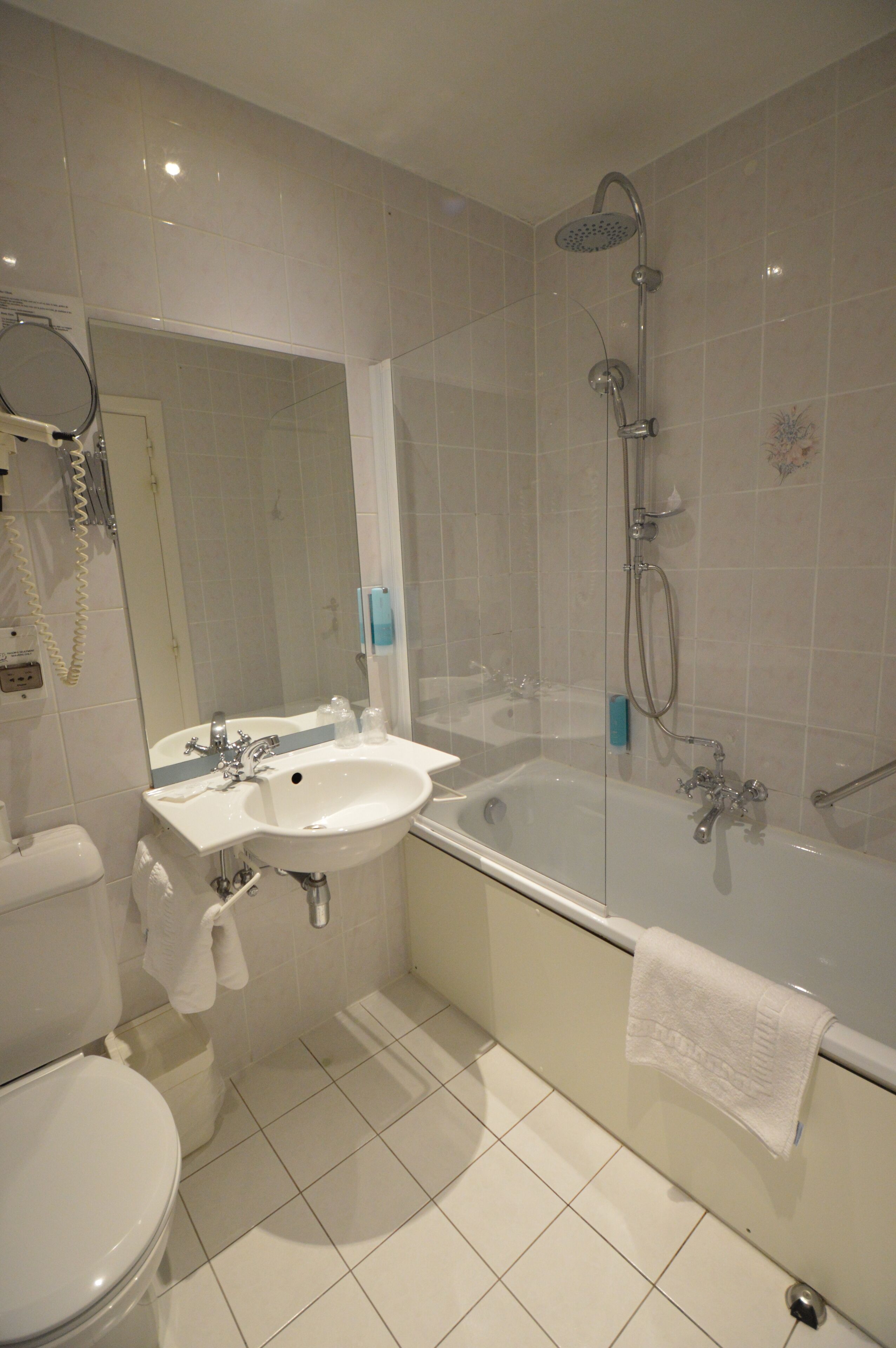 Un baño con inodoro, lavabo y bañera.